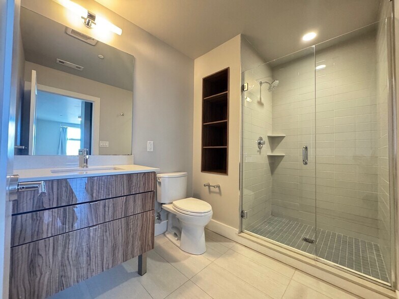 Building Photo - 250 Meridian St