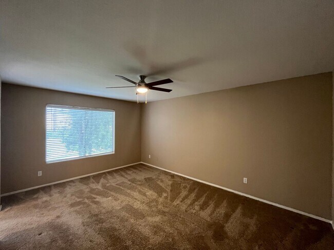 Building Photo - 4 Bedroom Home Near N McQueen Rd and E Cha...