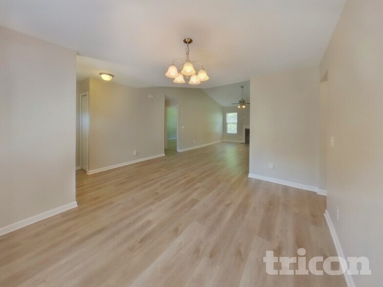 Building Photo - 633 Thornbird Cir