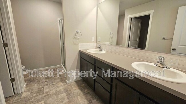 Building Photo - 6540 Yorktown Pl NE