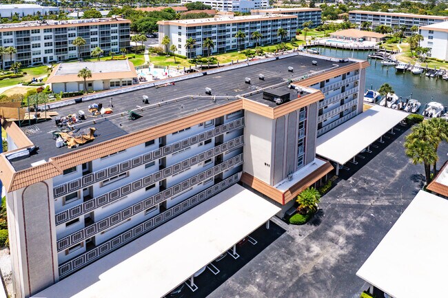 Building Photo - 911 Gardenia Dr
