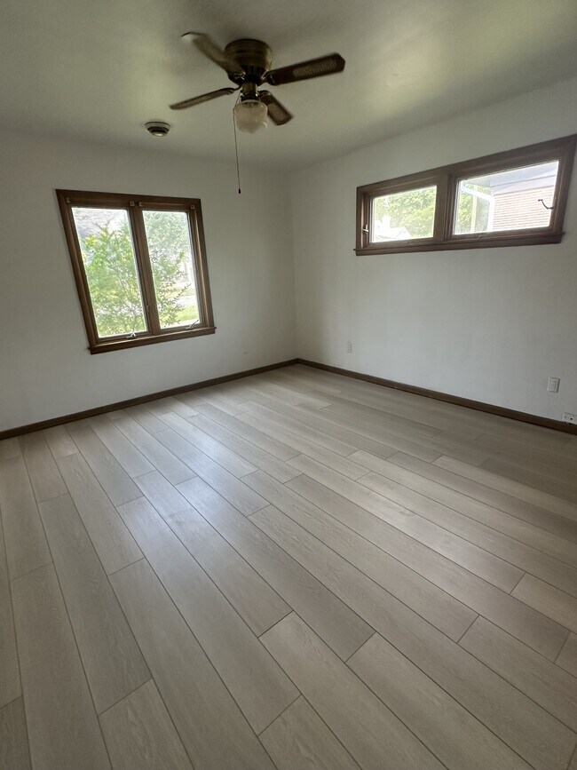 Building Photo - 525 Pettit Ave