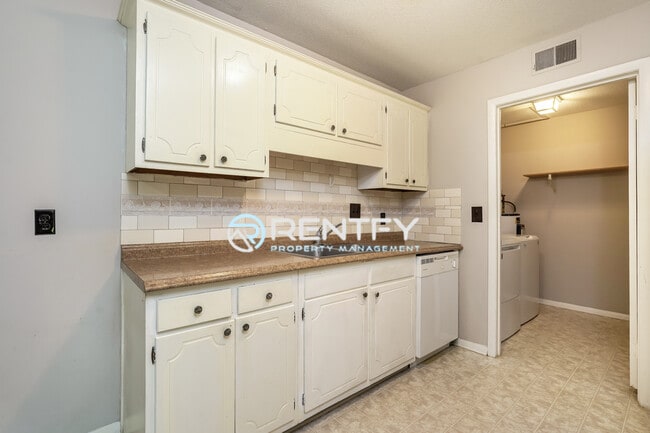 Building Photo - 2260 Sunderland Rd