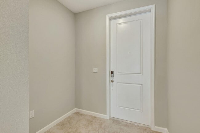 Building Photo - 5694 SE Edgewater Cir