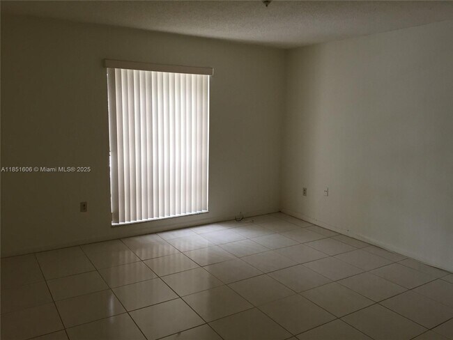 Building Photo - 10808 N Kendall Dr