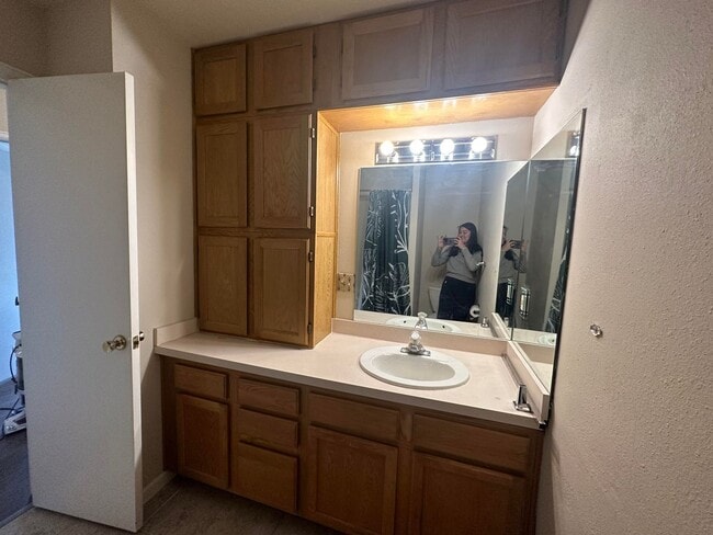 Building Photo - 2 Bed 1.5 bath townhome