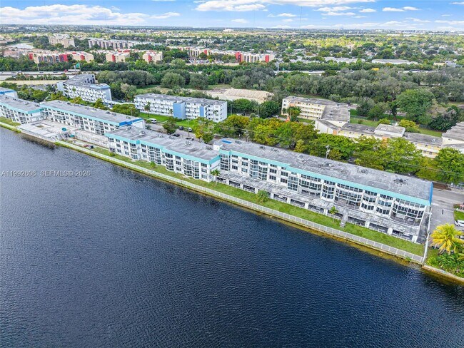 Building Photo - 1170 NE 191st St