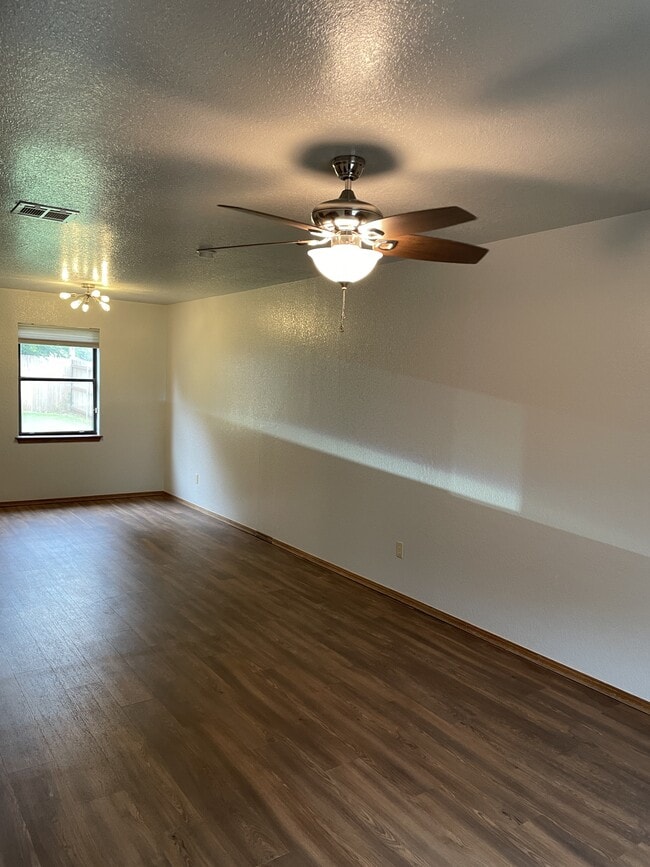 Building Photo - 110 N Baumann Ave