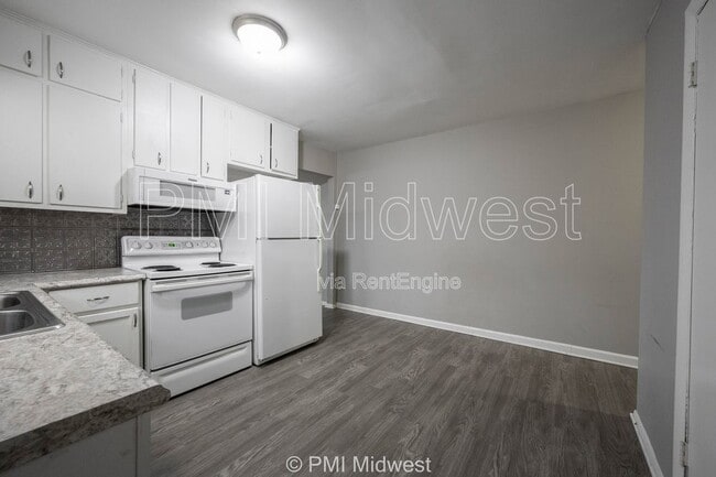 Building Photo - 821 Iowa St