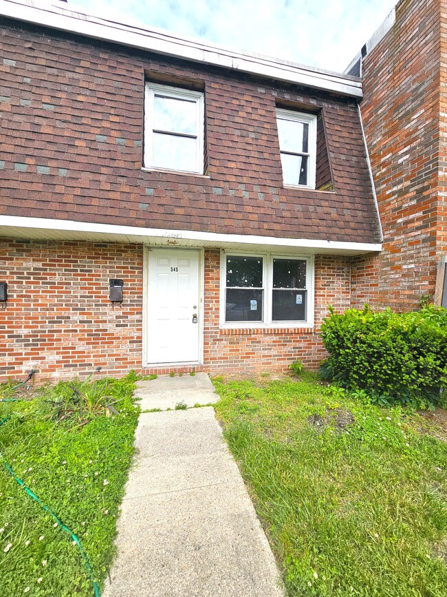 Primary Photo - 545 Priscilla St