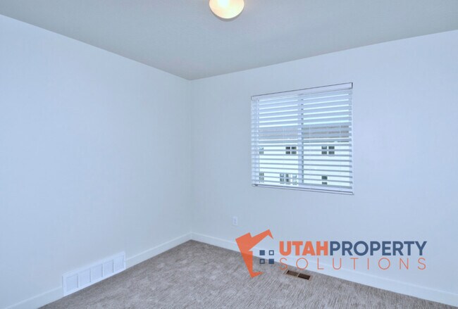 Building Photo - 1013 W 400 S
