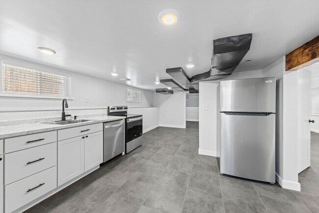 Building Photo - 3 Bed, 2 Bath, 1 Office/Guest - Fully Renovated Midtown Home