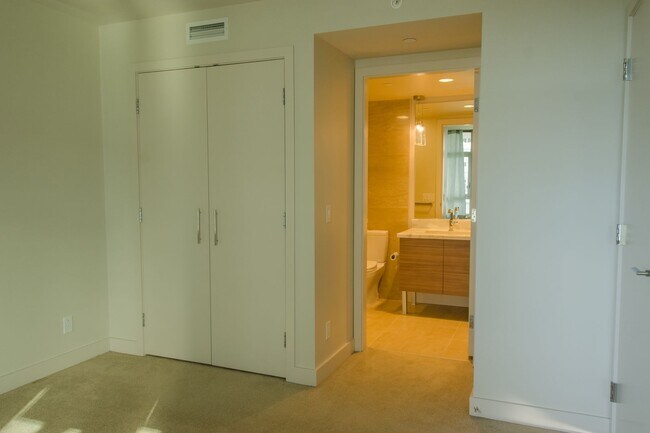 Building Photo - 2bd/2ba Seattle Condo