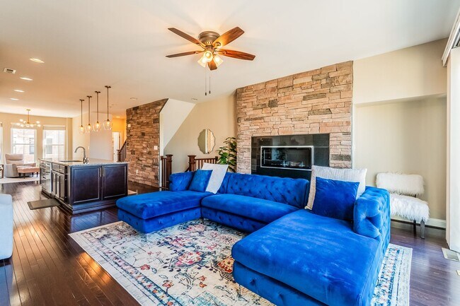 Building Photo - Stunning One Loudoun Townhome – 3BR / 3.5BA in Prime Ashburn Location – Available May 1