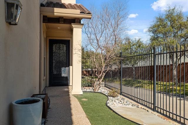 Building Photo - 14739 Stanford Ct