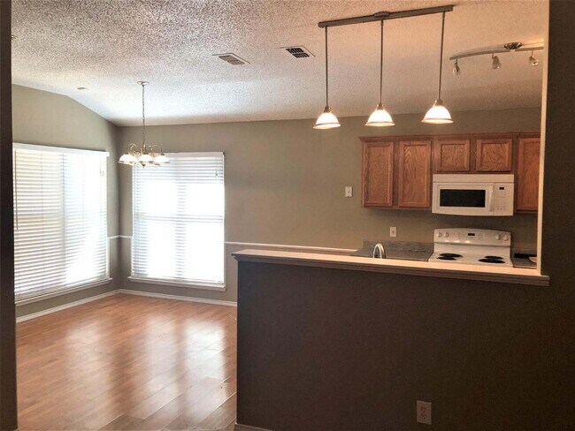 Building Photo - Charming 3/2 in Southwest Lubbock!