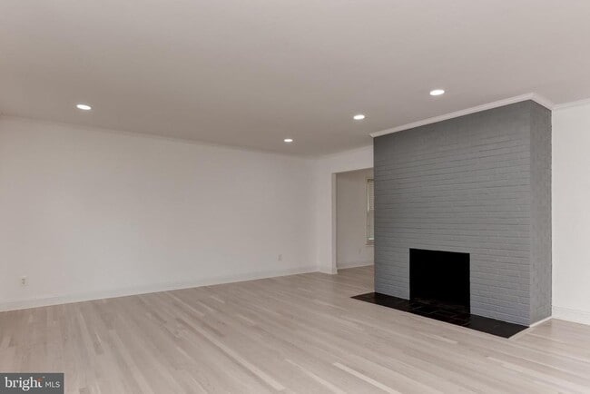 Building Photo - 3858 N Tazewell St