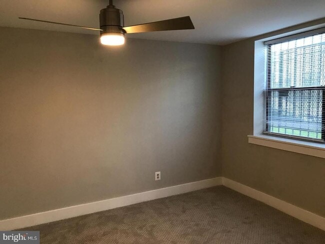 Building Photo - 212 Oakwood St SE