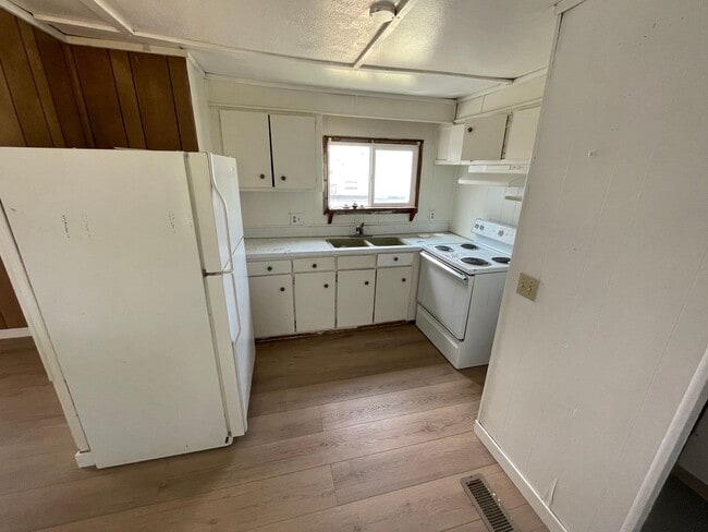 Building Photo - 870 Eden Dr