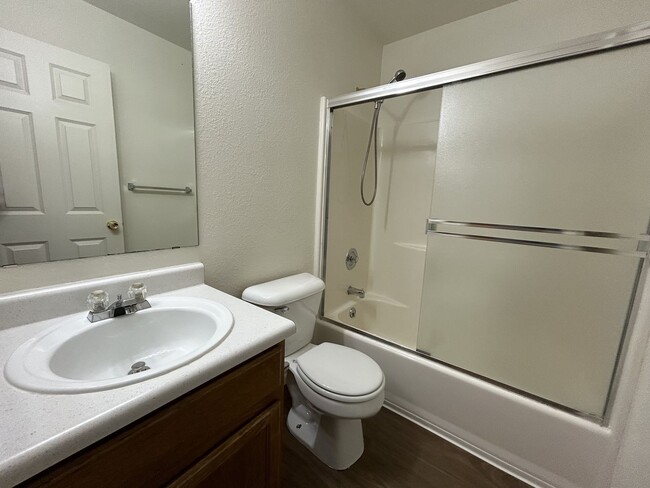 Building Photo - Discover Easy Living in This Beautifully U...