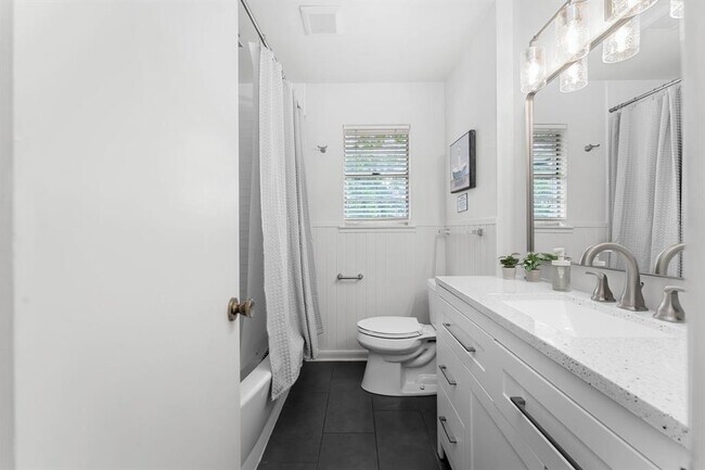 Building Photo - 7105 Lilac Ln