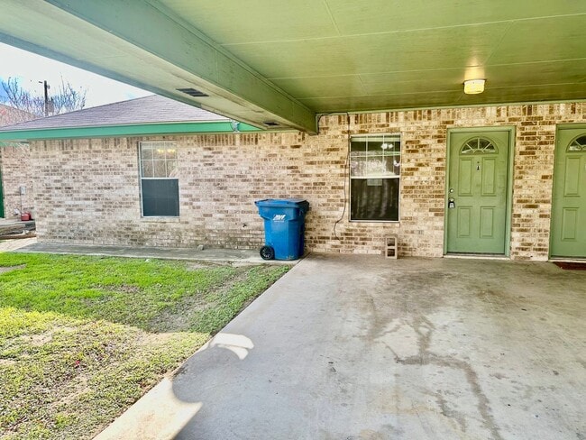Building Photo - Cozy 2/1 Duplex in Pleasanton w/ Dedicated Parking ~ Move-In Ready!