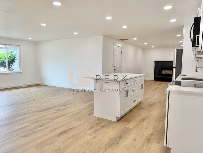 Building Photo - 3605 NE 10th Ct