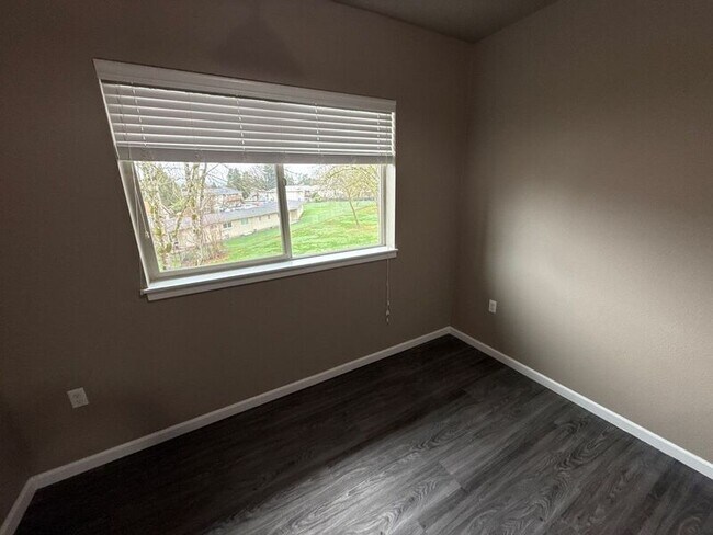 Building Photo - 4261 Hawthorne Ave NE