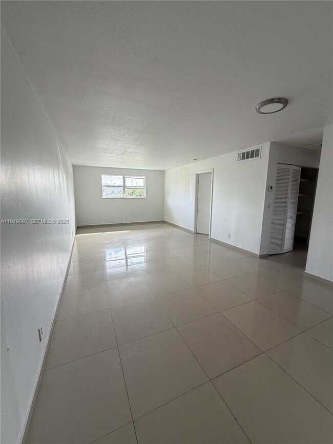 Building Photo - 300 NE 1st Ct