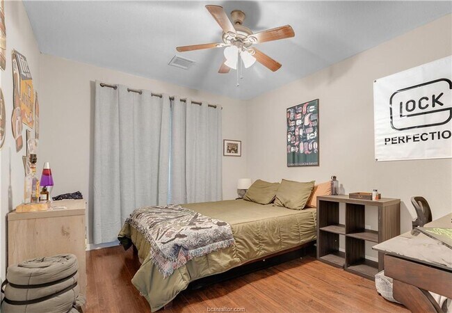 Building Photo - LOCATION!! LOCATION!! Walking Distance to ...