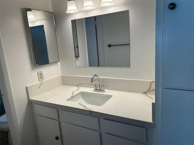 Building Photo - 2811 S Fairview St