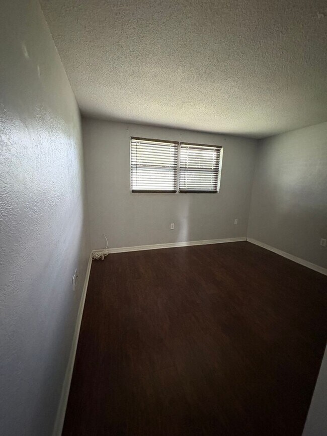 Building Photo - 2 bedroom / 1 bath available now!