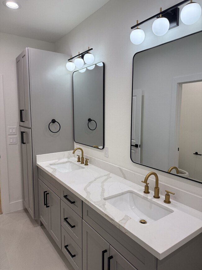 Building Photo - 9005 Comal St