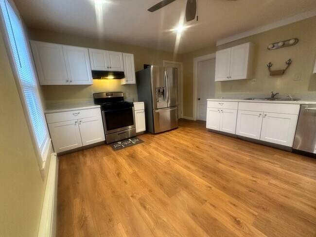 Building Photo - 163 Austin St