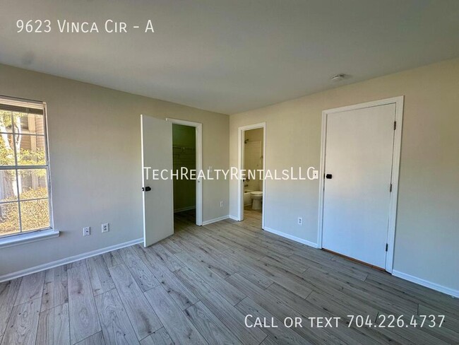 Building Photo - 9623 Vinca Cir