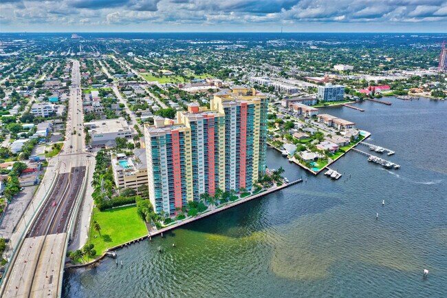 Building Photo - 2640 Lake Shore Dr