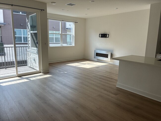 Building Photo - Modern 3-story townhouse in Ontario-MOVE-IN SPECIAL $2595 FOR FIRST 3 MONTHS!