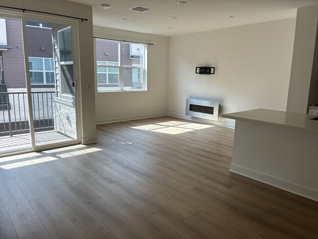 Building Photo - Modern 3-story townhouse in Ontario