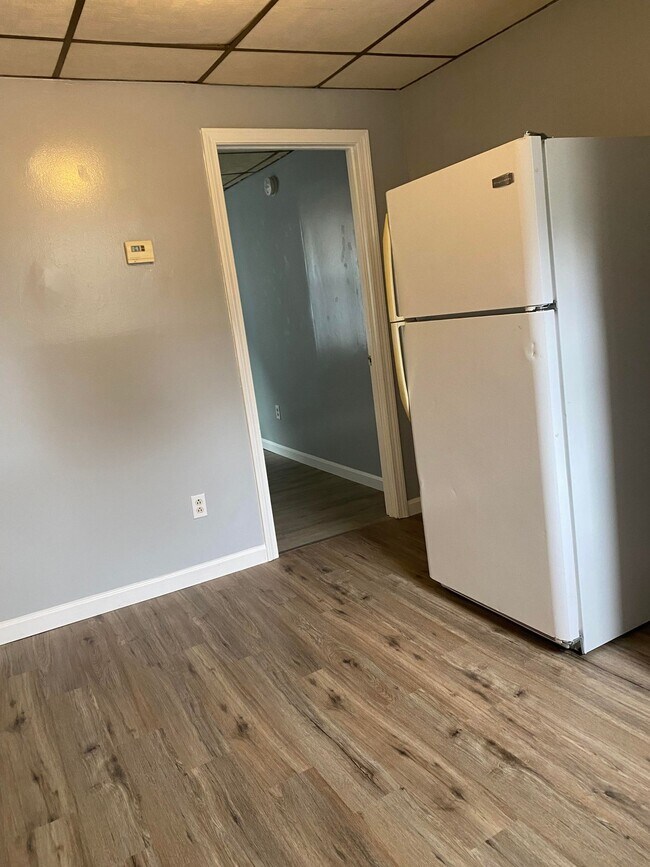 Building Photo - 916 Main St