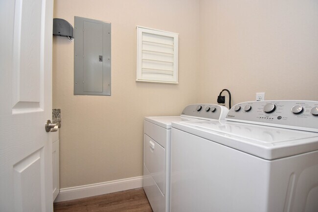 Building Photo - Luxury 3BR/3.5BA Townhome with Garage – Built in 2018