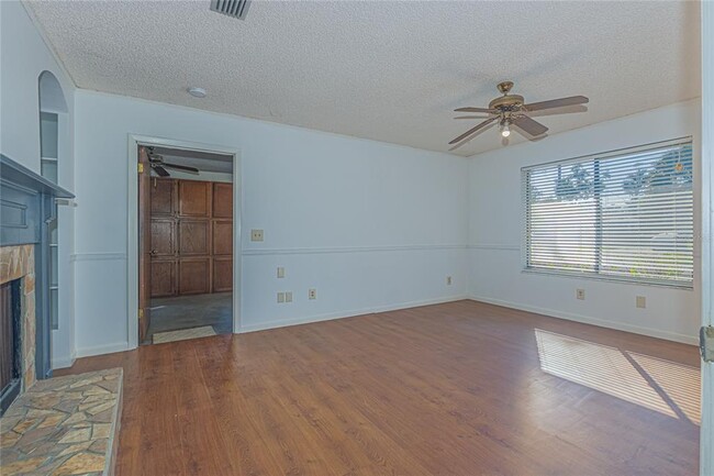 Building Photo - 933 N Clara Ave