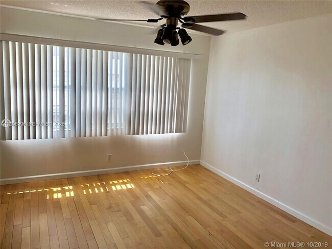 Building Photo - 121 Golden Isles Dr