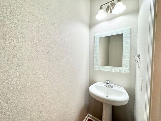 Building Photo - Townhome located in Live Oak!!