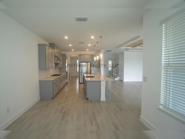 Building Photo - Stunning 5-Bedroom Lakeview Home in River ...