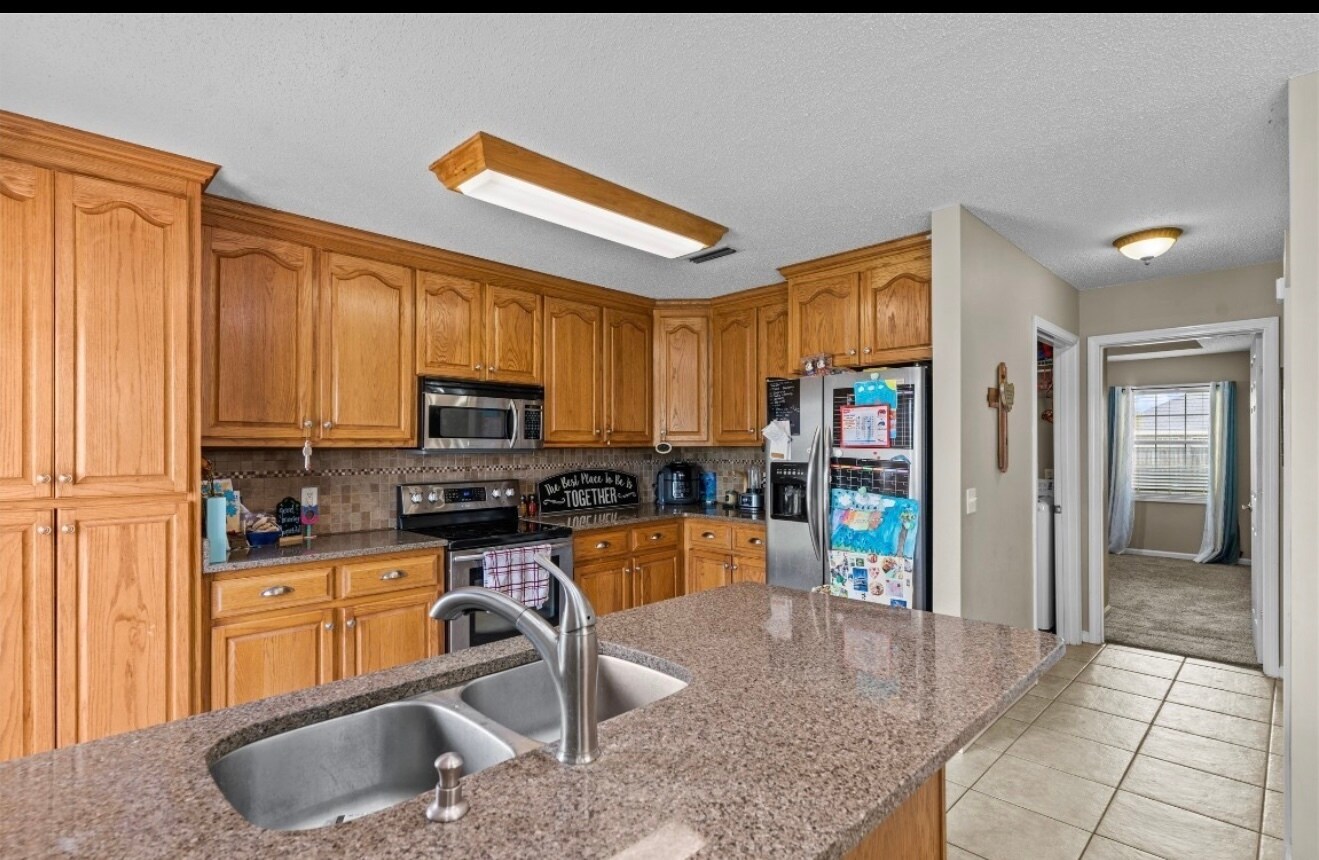Kitchen - 108 Fieldstone Dr