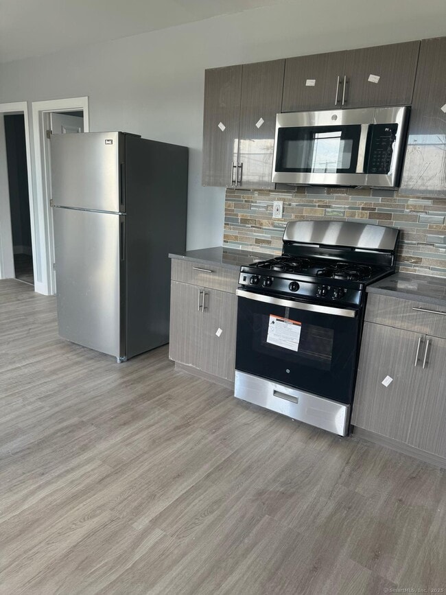 Building Photo - 651 Barnum Ave