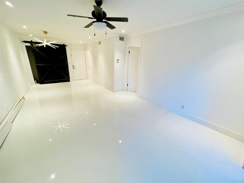 Building Photo - 3125 Oakland Shores Dr