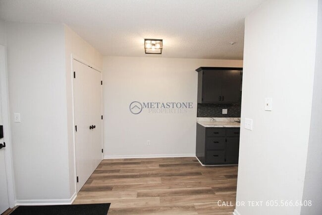 Building Photo - 308 S Lewis Ave