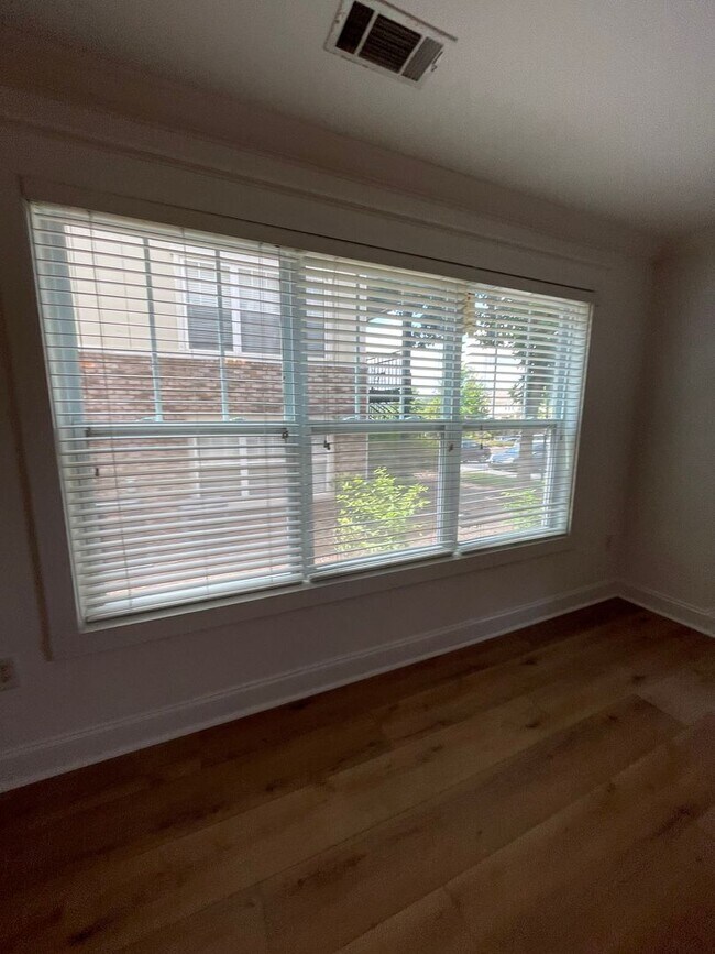 Building Photo - 16-1611 Summers