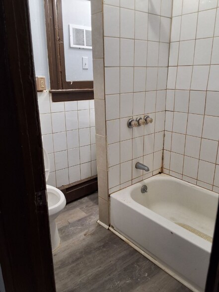 Building Photo - 714 Main St